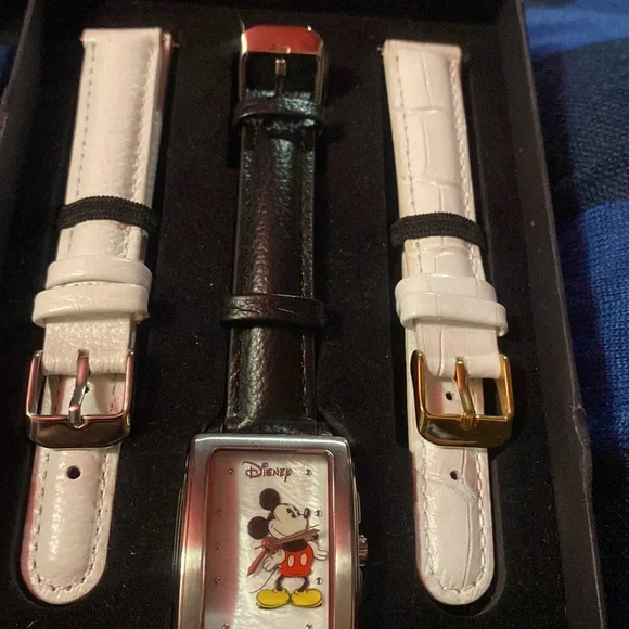 NIB Disney Accutime Mickey⌚️🪩5 Leather Bands❤️🖤🤎🤍18”chain+Mickey🤍Pendant